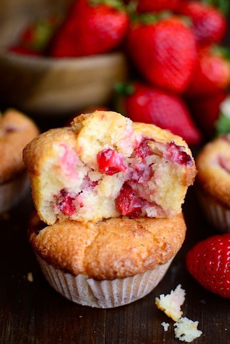 Strawberry Yogurt Muffins, Nutella Muffin, Strawberry Muffin Recipes, Muffins Blueberry, Morning Glory Muffins, Yogurt Muffins, Strawberry Muffins, Strawberry Yogurt, Yogurt Recipes