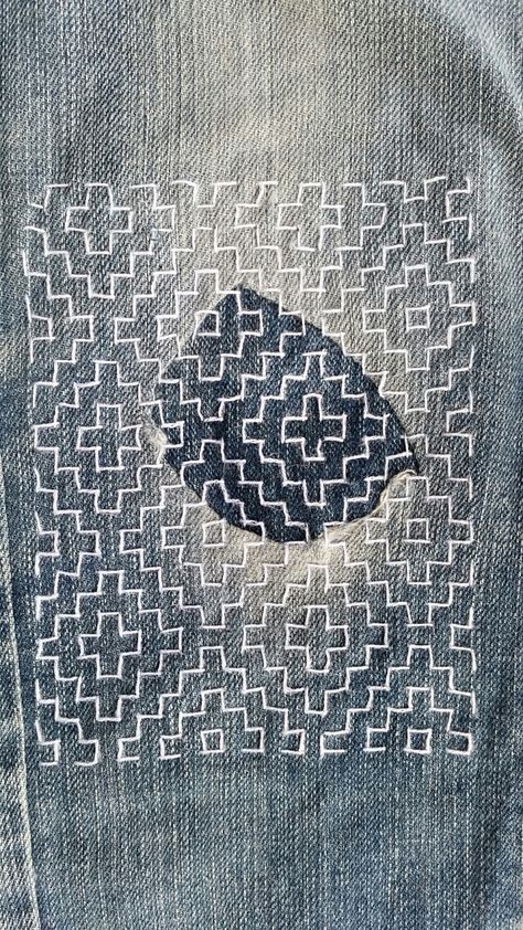 Visible Mending Jeans, Patching Jeans, Stitch Meditation, Crocheted Leaves, Visible Mending Stitches, Sewing Repairs, Sashiko Mending, Återvinna Jeans, Jeans Tutorial