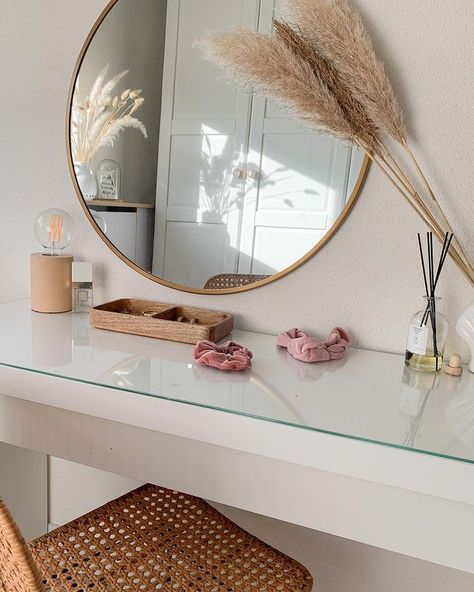 Boho Makeup Vanity, Dreamy Interior, Make Up Tafel, Boho Makeup, Beauty Room Design, Salon Interior Design, Cottage Core Aesthetic, Makeup Room, Happy Vibes