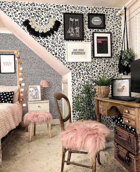 Feminine bedroom inspiration with monochrome leopard print wallpaper and blush pink accents. Leopard Bedroom Decor, Cheetah Bedroom, Leopard Print Bedroom, Leopard Room, Leopard Bedroom, Animal Print Bedroom, Feminine Bedroom Decor, Leopard Print Wallpaper, Feminine Bedroom