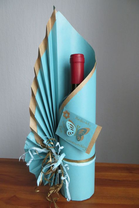 Wine Gift Wrapping, Bottle Gift Wrapping, Wrapped Wine Bottles, Wrapping Techniques, Gift Wrapping Techniques, Wine Bottle Gift, Gifts Wrapping Diy, Bottle Wrapping, Diy Bottle Crafts