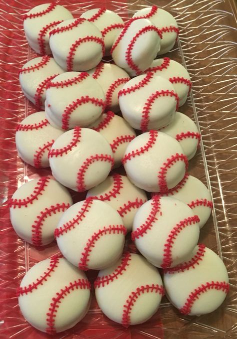 Baseball themed dipped oreos.... I might to brownies like this! Oreo Baseball Pops, Baseball Oreo Cookies, Baseball Desserts Ideas Treats, Baseball Theme Treats, Baseball Party Desserts, Baseball Theme Desserts, Baseball Brownies, Baseball Sweets, Baseball Oreos