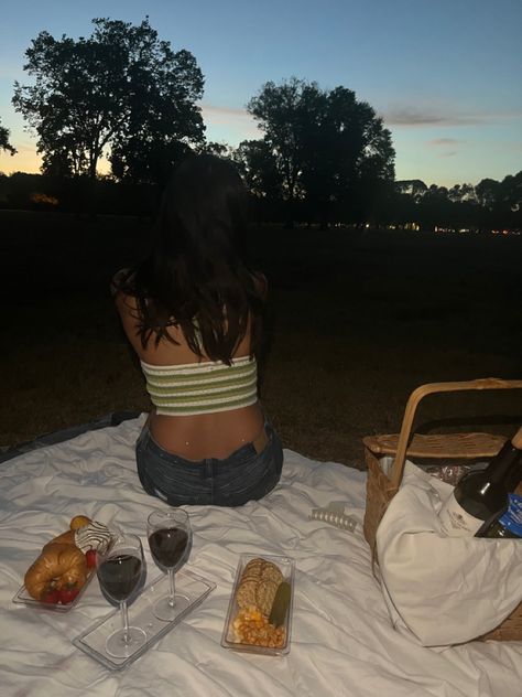 Late Night Picnic Aesthetic, Late Night Picnic Date, Night Picnic Date, Late Night Convos, Late Night Picnic, 21st Party Themes, Things I Wanna Experience, Evening Picnic, Picnic Date Night