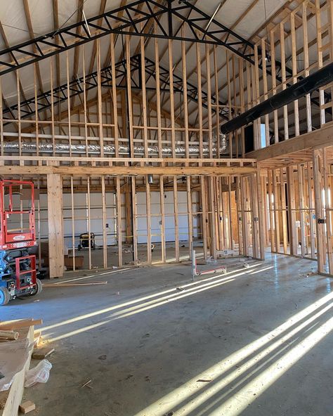 Barndominium Foyer, Diy Barndominium, Above Garage Apartment, Shop Houses, Barndominium Interior, Spanish Interior, Building A Pole Barn, Open Loft, Framing Construction