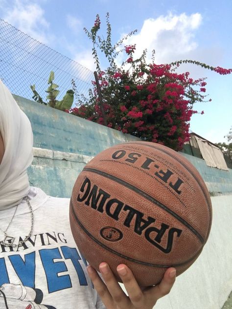 Ball Hijabi Basketball Outfit, Hijabi Basketball, Basketball Aesthetic Girl, Yasmin Aesthetic, Hana Aesthetic, Hobbies Aesthetic, Girls Playing Football, Aesthetic Outfits Hijab, Madrid Girl