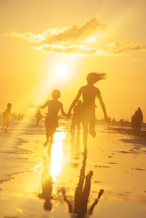 backlit beach photo - love the pure joy! Film Tips, Summer Sunshine, Seasons Change, Sun Light, Yellow Aesthetic, Bright Eyes, Summer Breeze, 인물 사진, Mellow Yellow