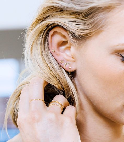 15 Cool-Girl Ear Piercings We Discovered on Pinterest via @ByrdieBeauty Gold Jewelry Simple Earrings, Full Ear Piercings, Capsule Wardrobe Jewelry, Piercing Lobe, Piercing Conch, Cool Ear Piercings, Pretty Ear Piercings, Chica Cool, Multiple Earrings