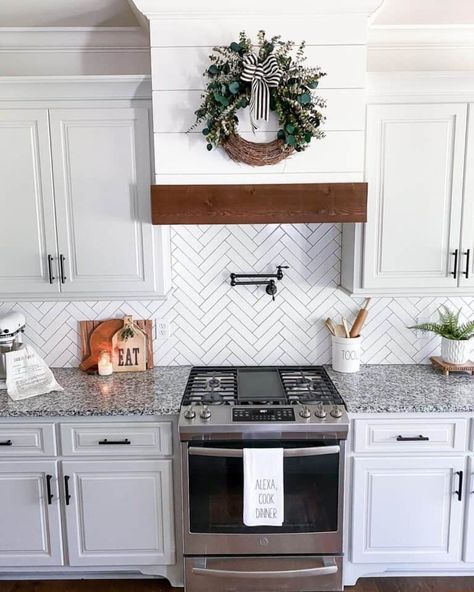 32 Ideal Backsplash for Busy Granite in Your Kitchen Shiplap Kitchen Hood, White Shiplap Kitchen, Backsplash With Granite Countertops, Backsplash With Granite, Tile Backsplash Kitchen Ideas, White Herringbone Tile Backsplash, White Herringbone Backsplash, White Brick Backsplash, Gray Kitchen Backsplash