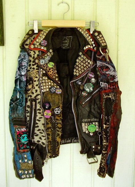 Teenage Gifts, Indie Outfits Grunge, Punk Mode, Punk Jacket, Gothic Jackets, Christmas Creative, Punk Pins, Rock Vintage, Battle Jacket