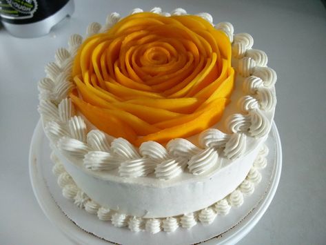 Layers of vanilla cake and mango mousse, covered with whipped cream frosting and topped with fresh mango Fresh Mango Cake Design, Mango Cake Design Ideas, Mango Cake Decoration, Mango Cake Design, Mango Mousse Cake, Torte Creative, Thanksgiving Cake, Decorating Icing, Cakes Design