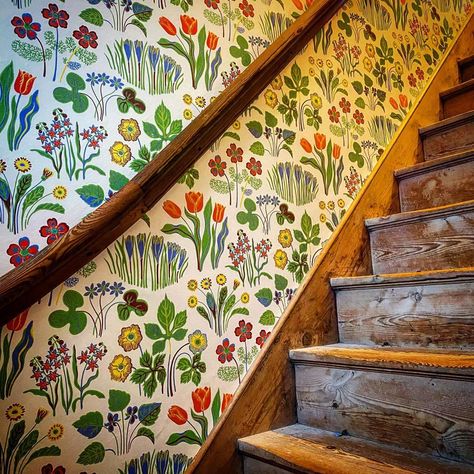 Heather 🇬🇧 on Instagram: “New to the wallpaper game but think it could become an obsession - took a while to find this 1940s Swedish design that ticked all my boxes!…” Swedish Vintage Interior, Whimsical Staircase, Norwegian Interior, Swedish Aesthetic, Swedish Wallpaper, Swedish Farmhouse, Swedish Interior Design, Swedish Home, Swedish Interiors