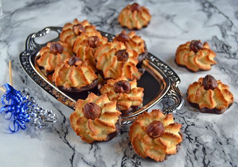 Kransekagekonfekt. Nem og lækker opskrift på hjemmelavet kransekagekonfekt til nytår og fester. Få opskriften lige her... Muffins, Dessert, Snacks