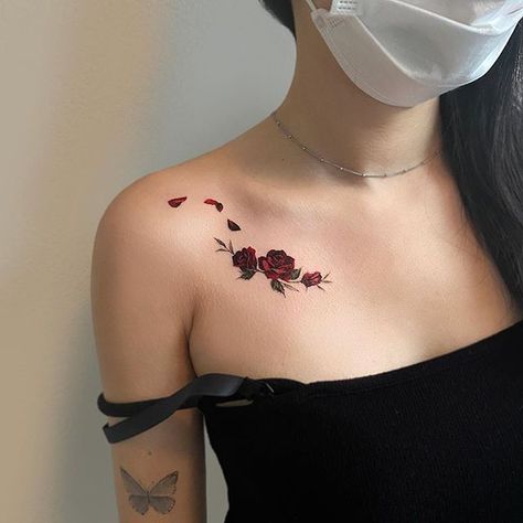 Small Aesthetic Tattoos, Rose Chest Tattoo, Black Rose Tattoo, Henne Tattoo, Best Cover Up Tattoos, Rose Tattoos For Women, Aesthetic Tattoos, Instagram Roses, Black Rose Tattoos