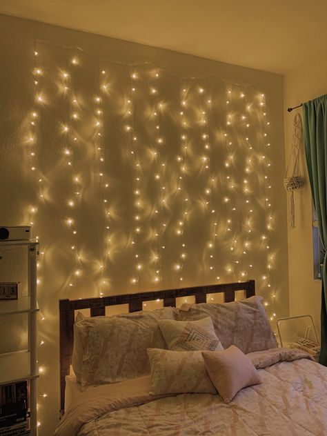 Fairy Lights On Bedroom Wall, Bed With Fairy Lights, Fairy Light Wall Bedroom, Decorate Window, Fairy Lights On Headboard, Wall Fairy Lights Bedroom, Bedroom Ideas Fairy Lights, String Lights Above Bed, Xmas Lights In Bedroom