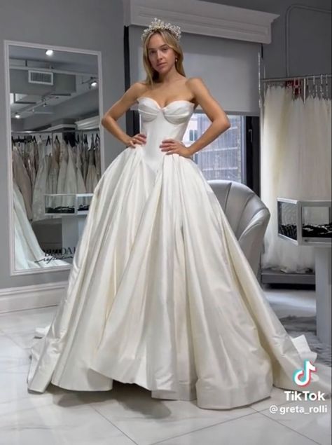 𝒫𝒾𝓃: 𝑔𝑜𝓁𝒹𝓈𝒽𝑜𝓇𝓉𝓎 💌 Princess Wedding Dresses Ball Gown Fairytale, Huge Wedding Dress, Corset Ball Gown Wedding Dress, Basque Waist Wedding Dress, Wedding Ballgown, Debutante Dresses, Queen Wedding Dress, Puffy Wedding Dresses, Black Wedding Gowns