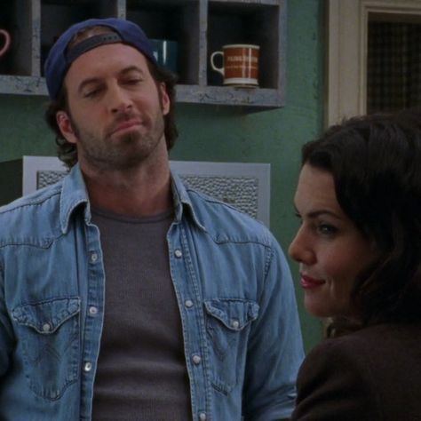 #lorelaigilmore #lukedanes SE1 EP12 Luke Gilmore Girls Outfits, Young Scott Patterson, Luke Danes Season 1, Lorelie And Luke, Luke Danes Outfit, Luke Gilmore Girls Aesthetic, Lorelai Gilmore And Luke, Tv Shows Aesthetic, Jess And Dean