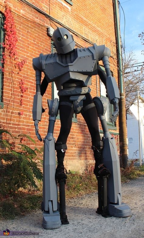 Giant Costume, Web Makeup, Stilt Costume, Expo Ideas, Armadura Cosplay, Course Web, Iron Giant, New Halloween Costumes, The Iron Giant