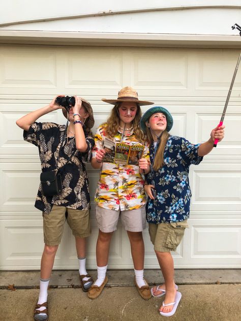 Tourists Halloween Costume, Cute Tacky Tourist Outfit, American Tourist Costume, Tacky Hawaiian Outfit, Tourists Outfits Spirit Week, Hawaii Tourist Outfit, Tourist Theme Outfit, Camping Party Outfit, Camp Counselor Outfit Costume