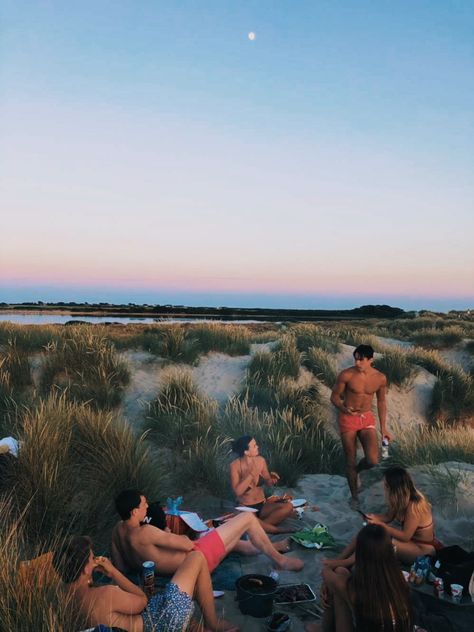 Beach House Friends Aesthetic, Beach Bbq Aesthetic, Beach Trips With Friends, Lakehouse Aesthetic Friends, Beach Bbq Ideas, British Beach Aesthetic, Beach Party Aesthetic, Uk Sunset, Beach Town Aesthetic