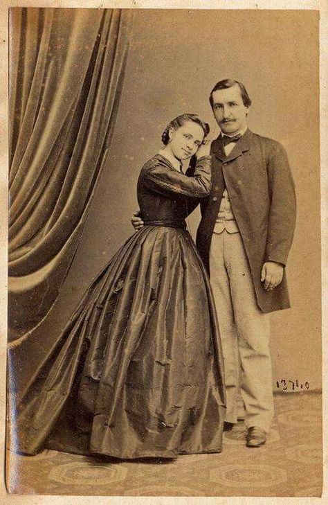 Young love, 1880 Victorian Couple, Antique Photography, Antique Portraits, Victorian Photos, Vintage Couples, Old Fashion, Vintage Portraits, Antique Photos, Pics Art