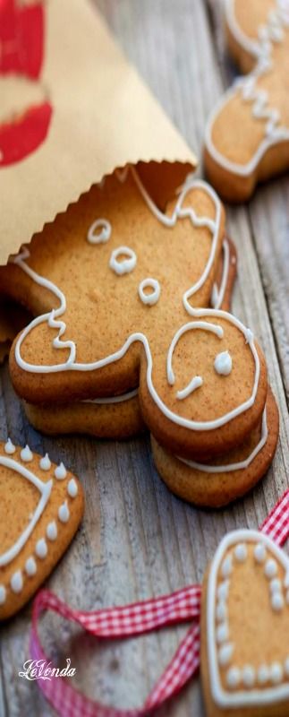 All Things Gingerbread, Gingerbread Man Cookies, Food Wallpaper, Xmas Cookies, Christmas Goodies, Christmas Kitchen, Christmas Gingerbread, Christmas Treats, Christmas Baking