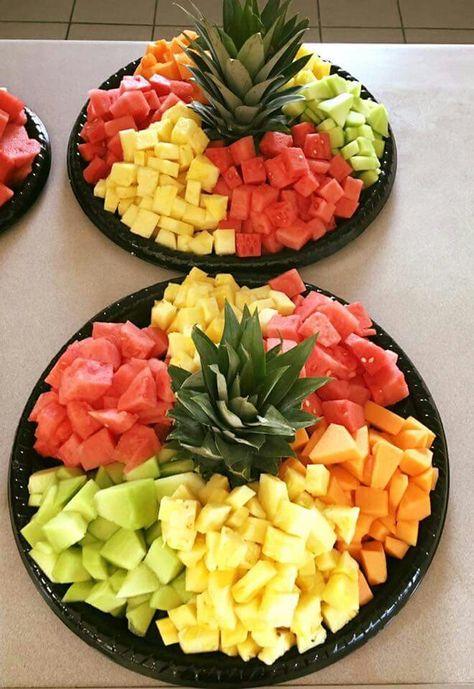 Fruit Tray Designs Parties, How To Display Fruit At Party, Fruit Tray For Graduation Party, Fruit Tray Ideas For Party Food Platters, Luau Fruit Tray, Fruits Tray Ideas, Fruit Displays For Party, Birthday Fruit Tray, Fruit Trays For Party