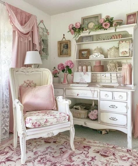 Pink Office Ideas, Pink Velvet Chair, Chic Living Room Decor, Pink Desk, Pink Office, Casa Vintage, Pink Cushions, Workspace Inspiration, Eclectic Design