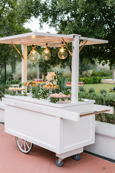 Party Pathway Ideas, Dessert Cart Display, Poolside Party Ideas, Outdoor Wedding Furniture Ideas, Diy Desert Cart, Food Carts Wedding, Event Display Design, Diy Party Cart, Drink Cart Wedding