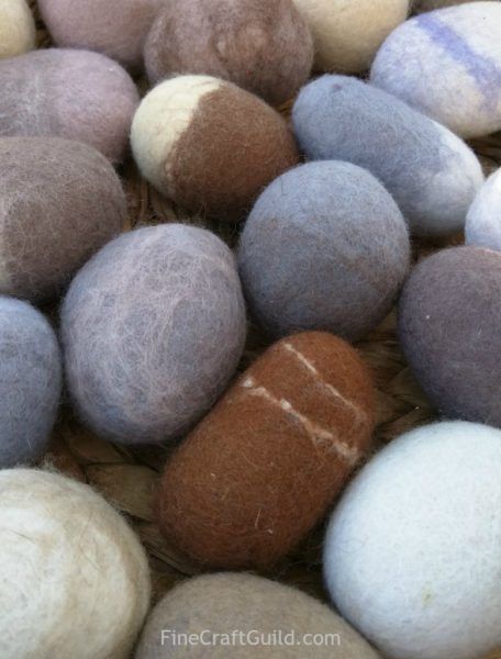 Felt Pebbles How To Make, Diy Rug Ideas, Felted Stones, Rugs Layout, Pebble Rug, Felted Rug, Diy Mattress, Felt Rug, Carpet Repair