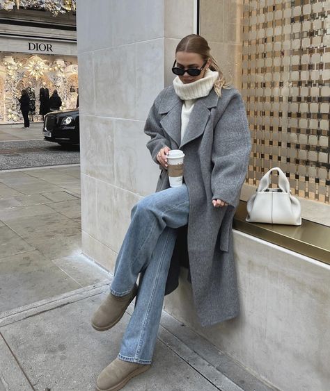 Michigan Fashion, Grey Coat Outfit, Ultra Minis, Germany Winter, Wool Coat Outfit, Hm Outfits, Uggs Outfits, Cold Outfit, Gray Wool Coat