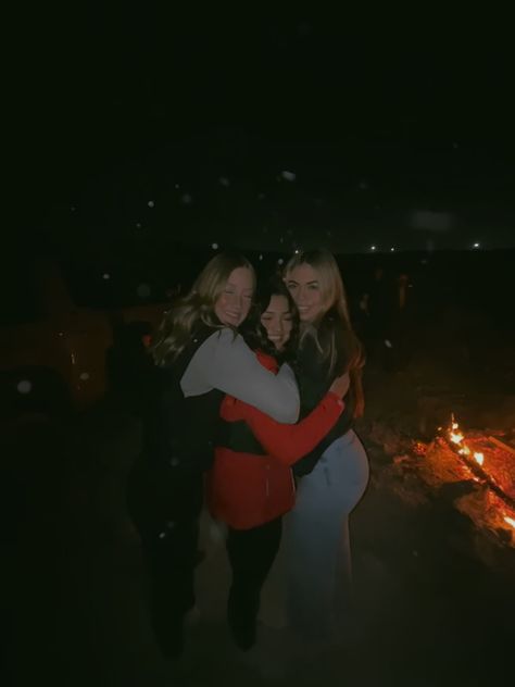 Campfire Photos, Bonfire Pictures, Campfire Outfits, Trio Pics, Fire Fashion, Summer Picture Poses, Best Friend Poses, Cozy Winter Outfits, Bestie Goals