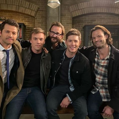 Supernatural Brazil 🇧🇷’s Instagram photo: “Aquele elenco 10/10 ❤️❤️  _ _ _ #supernaturalfandom #supernatural #supernaturalfamily #spnfamily #spn #jensenackles #deanwinchester…” Sam E Dean Winchester, Emmanuelle Vaugier, Jake Abel, Richard Speight, Bobby Singer, Jensen And Misha, Supernatural Wallpaper, Mark Sheppard, John Winchester