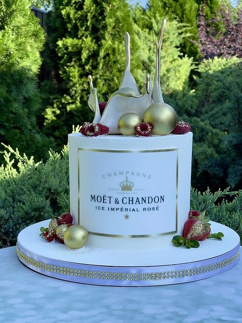 Chandon Rose, Rose Cake, Champagne, Party Ideas, Novelty Christmas, Table Decorations, Christmas Ornaments, Holiday Decor, Cake