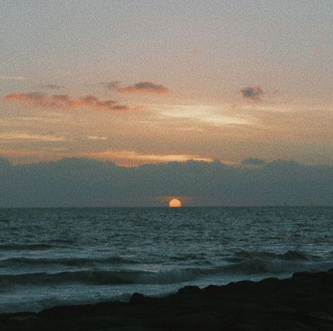 Sea Aesthetic, Iphone Wallpaper Glitter, Aesthetic Vsco, Moon Aesthetic, Light Blue Aesthetic, Retro Photography, Gay Aesthetic, Visual Aesthetics, Sunset Quotes