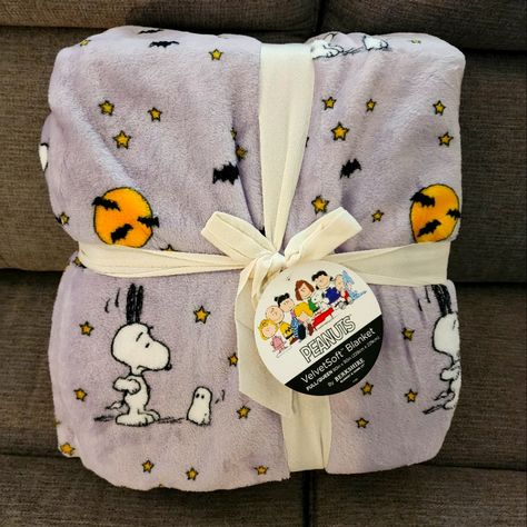 2024 New Viral Tictok Peanuts Blanket. Size Is A Full/ Queen Or 90 X 90 Snoopy Halloween Blanket, Cute Halloween Blankets, Snoopy Blankets, Peanuts Blanket, Halloween Wishlist, Thanksgiving Snoopy, Bday Gift For Boyfriend, Snoopy Blanket, Boo Basket Ideas