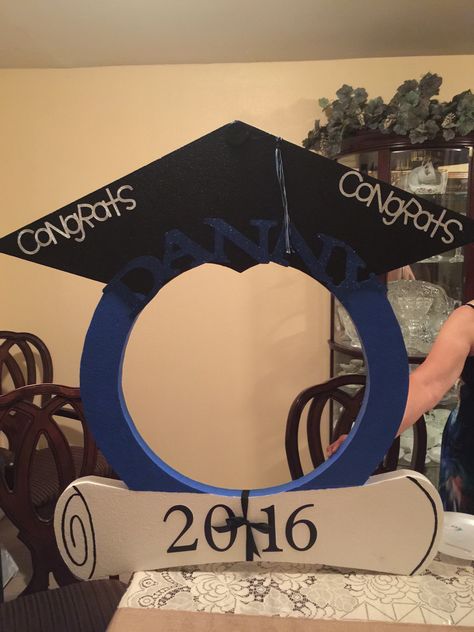 Graduation picture frame Graduation Picture Frame Ideas Diy, Farewell Decorations, Graduation Picture Frames, Graduation Photo Frame, High School Graduation Party Decorations, Graduation Party Backdrops, Graduation Photo Booth, Graduation Frame, School Board Decoration