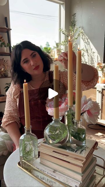 Bonnie Barton on Instagram: "DIY greenery candle holders 🌲🕯️🌿🤍🫶🏻 These are so lovely and so easy to make! All you need:

-a vase with an opening the size of a tapered candle ( I got mine at Michaels)
-faux greenery
-a wire cutter
-water

One of my favorite DIYs and would be so beautiful for a dinner or an event! 🕯️✨ #cottagecorediy #cottagecoreaesthetic #cottagecorevibes #cottagecoremood #cozyvibes #cozyaesthetic #diy #diycraft" Greenery Vase Centerpiece, Woodland Party Theme Decorations, Diy Wedding Decorations Centerpieces, Plant Table Centerpieces, Faux Flowers Diy, Candle Holders Diy, Cottagecore Diy, Diy Greenery, Garden Displays