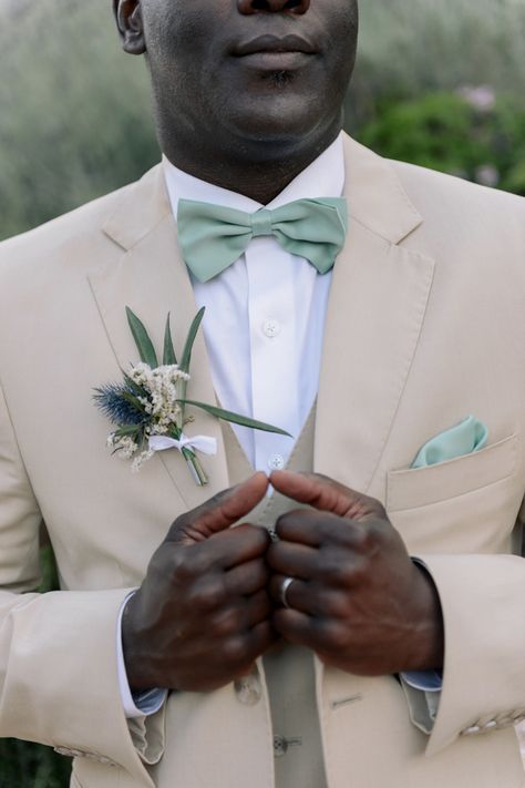 Tan suite with sage green accessories. Beige Suit Men, Tan Suit Wedding, Wedding Sage Green, Khaki Wedding, Fresh Wedding Bouquets, Church Wedding Photos, Winter Wedding Attire, Wedding Photos Ideas, Sage Green Tie