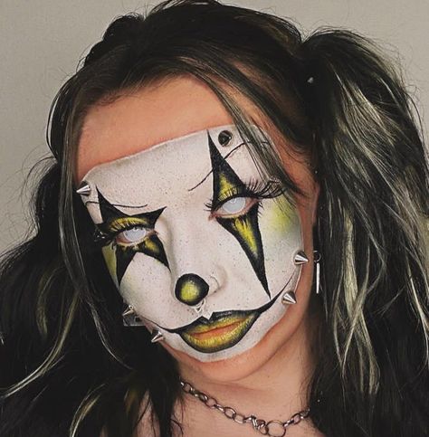 Black And White Makeup Halloween, Black And White Jester Makeup, Scary Clowns Makeup, Black And White Makeup Looks, Neon Clown Makeup, Maquillaje De Payaso Mujer, Black And White Clown Makeup, Jester Makeup, Scary Clown Face