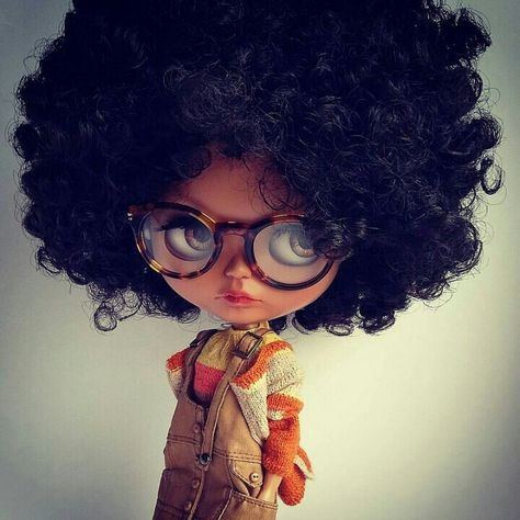 Curly Hair Blythe Doll, Black Blythe Dolls Curly Hair, Tan Blythe Doll Curly Hair, Blythe Dolls Black Hair Bangs, Blythe Dolls Black Hair Glasses, Black Women Art, I Icon, Aesthetic Girl, Cute Dolls