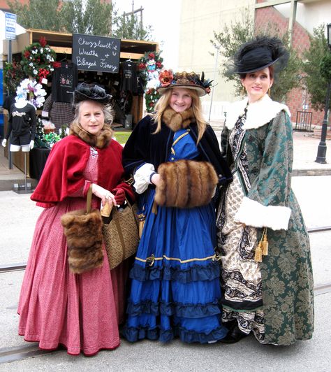 Christmas Costumes Women, Dickens Christmas Carol, Charles Dickens Christmas, Dickens Christmas, Xmas Costumes, Steampunk Christmas, 18th Century Dress, Bustle Dress, 19th Century Fashion