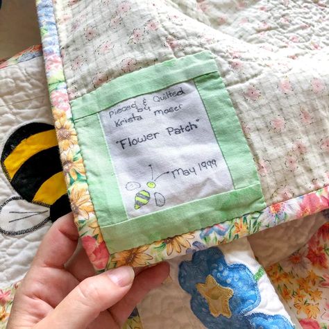 Diy Quilt Labels, Quilting Hacks, Personalized Quilt Labels, Embroidered Quilt Labels, Custom Quilt Labels, Quilt Diy, Cute Motifs, Label Ideas, Embroidered Labels