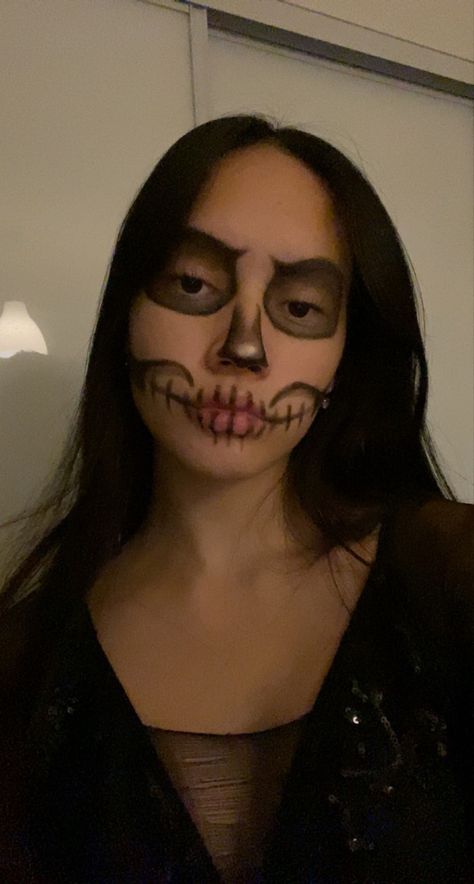 Minimal Skull Makeup, Skelton Faces Makeup, Easy Skeleton Face Paint, Half Face Skeleton Makeup, Skeleton Makeup Half Face, Half Skeleton Makeup, Caveira Halloween, Skeleton Face Makeup, Skeleton Face Paint