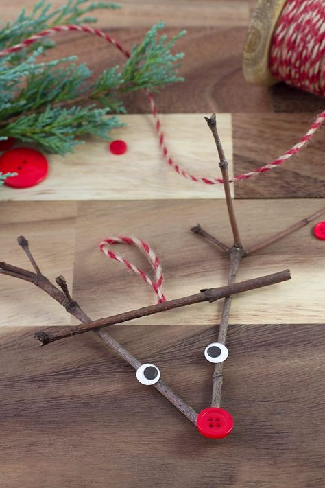 Twig Reindeer, Lotus Henna, Twig Crafts, Mud Pies, Winter Diy Crafts, Reindeer Craft, Christmas Crafts For Kids To Make, Christmas Decorations For Kids, Reindeer Ornaments