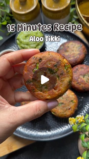 Aloo Tikki Recipe Video, Aloo Recipes Snacks, Evening Tea Snacks, Quick Snacks Easy Indian, Indian Food Street, Tikki Recipes, Quick Indian Snacks, North Indian Food, Aloo Tikki Recipe