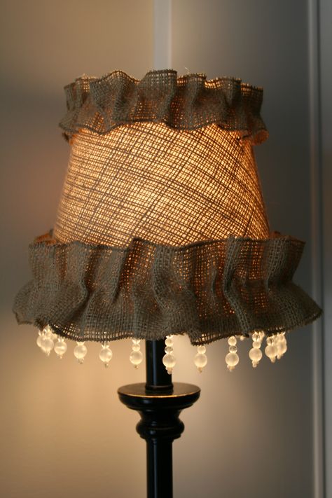 Lámparas hechas de saco de café. Info Table, Burlap Lampshade, Zebra Rug, Diy Outdoor Lighting, Burlap Projects, Lampshade Designs, Frosé, Diy Burlap, Upcycled Art