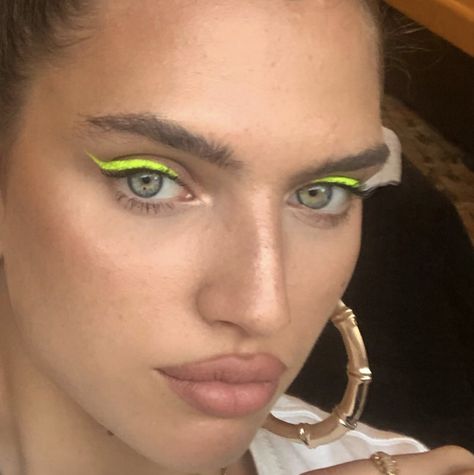 Neon Yellow Makeup, Yellow Eyeliner, Bronzed Skin, Graphic Eyes, Yellow Makeup, Yellow Skin, Indie Makeup, Bronze Makeup, Graphic Makeup