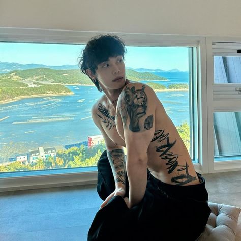 Avatar Tattoo, Korean Tattoos, Aesthetic Korean, Dark Romance Books, Boy Tattoos, Boy Idols, Ulzzang Boy, Night Aesthetic, Korean Men