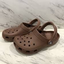 Chanclas Crocs, Croc Outfits, Brown Crocs, Croc Ideas, Crocs Aesthetic, Crocs Brown, Crocs Ideas, Crocs Fashion, Brown Clogs