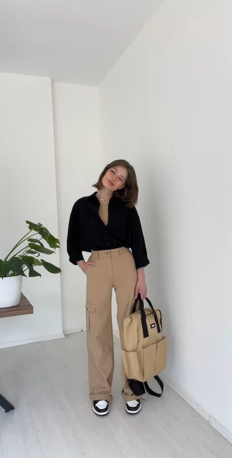 Beige Culottes Outfit, Culottes Outfit, Androgynous Look, Classic Clothes, Beige Outfit, Beige Pants, Easy Winter Outfit, Business Outfit, Girly Fashion